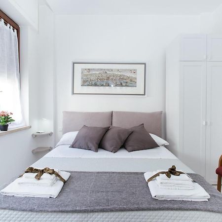 Al Centro Di Napoli Apartment Bagian luar foto